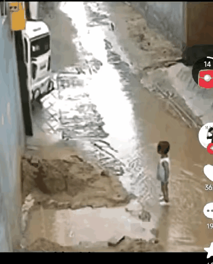 这洞是谁挖的？怎么不弄个木板盖上呢？监控中一大人抱着小孩走出大门，门口路边一小