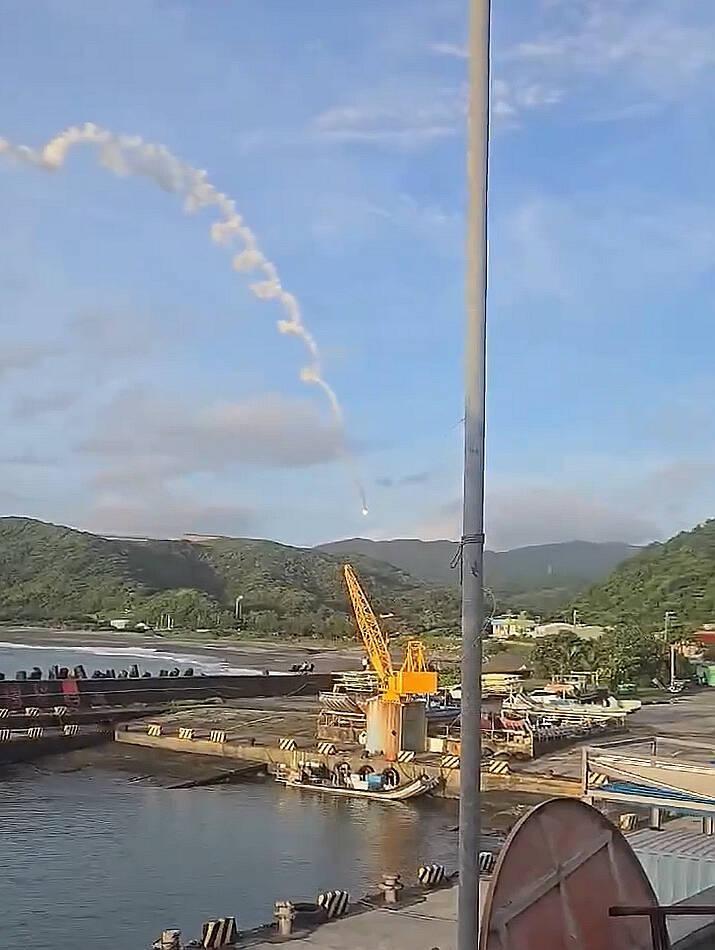 【台湾九鹏基地清晨导弹测试失控“大转弯”！】为加快以武谋“独”备战步伐，台军在“