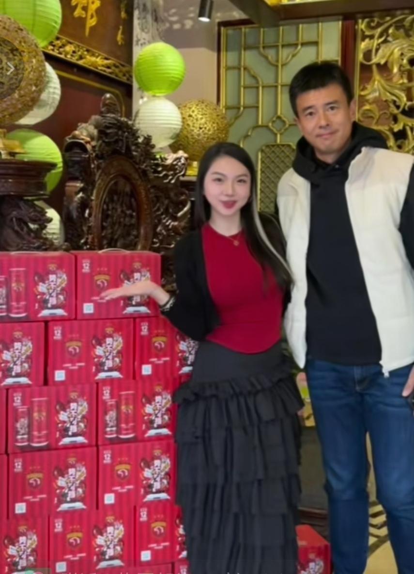 海港推出专属啤酒！申花为何没有？这次海港副总也在，而且心情非常不错！这家饭店也是