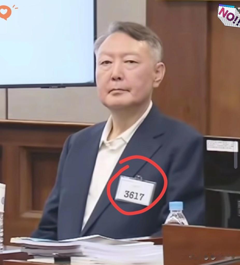 韩国前总统尹锡悦现身首尔中央法院，出席他涉嫌滥用职权等案件的首次庭审，那模样真是