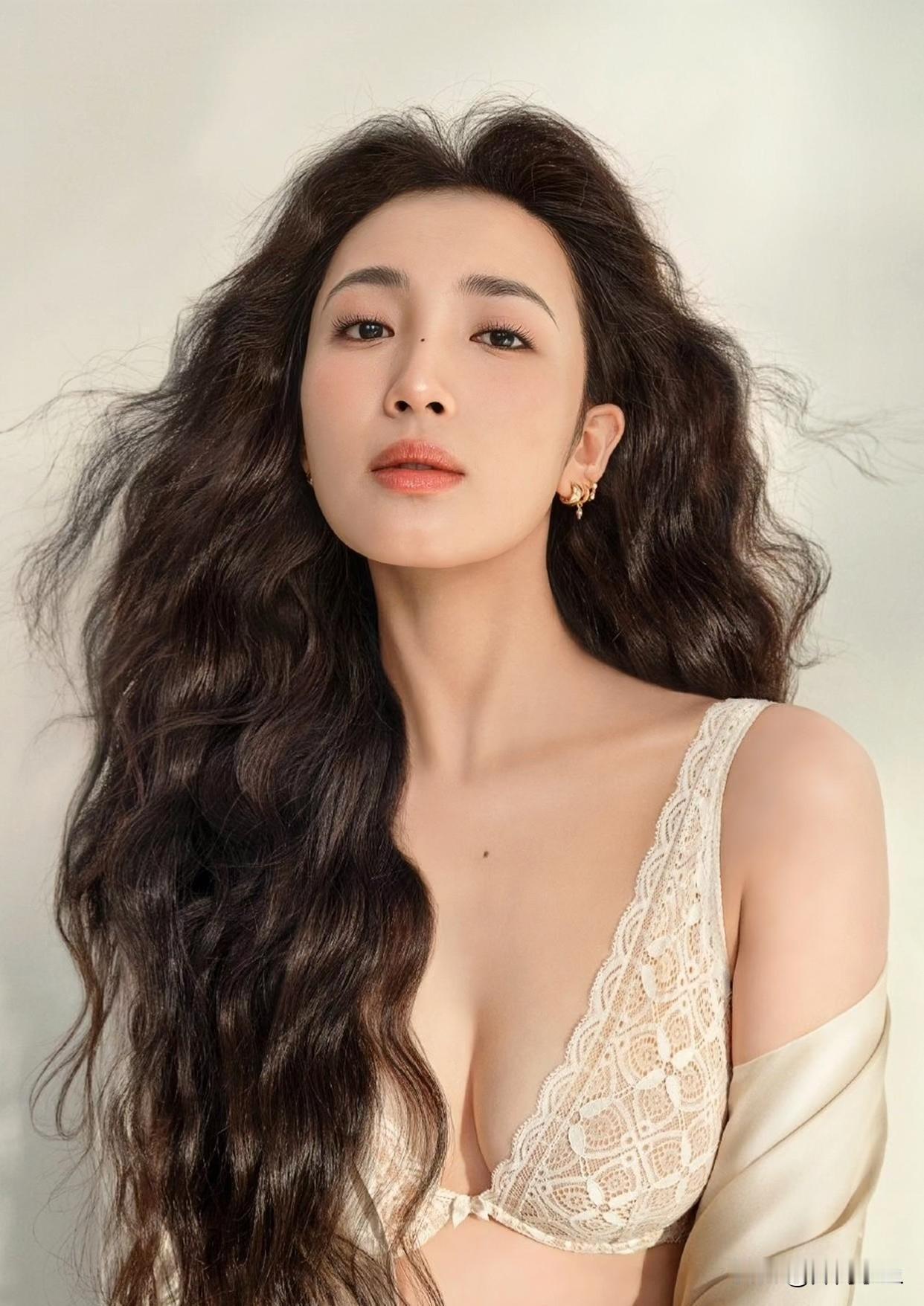 王紫璇米杏色蕾丝写真！一身米杏色蕾丝内衣搭配同色系缎面睡袍，温柔又带着轻奢质