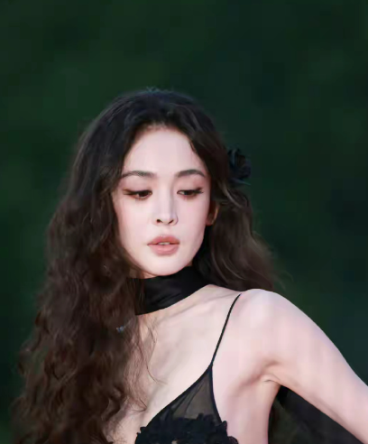 古力娜扎生图，她真的很有韵味，但170的身高只有45公斤，还是健康才最重要！​