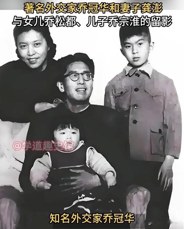 乔冠华儿媳彭燕燕的弟弟彭长征写过一篇标题为《"乔章恋"的另一种声音》。在这篇