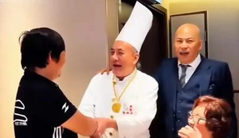 张雪去香港吃了顿饭，一分钱没花，食神戴龙亲自下厨做了整桌菜，最后还双手递上名片。