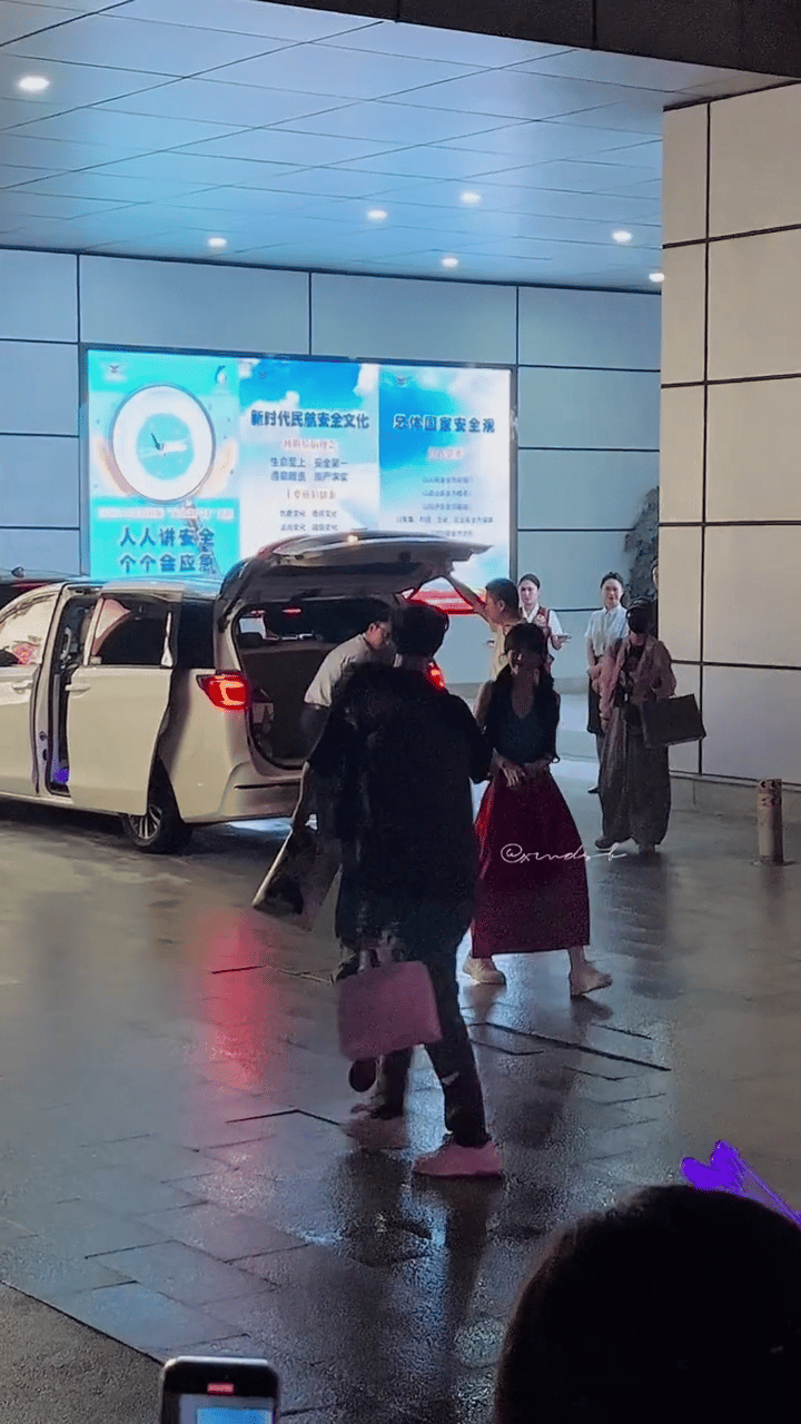 许凯田曦薇机场牵手，哇塞这个子夜归cp​​​