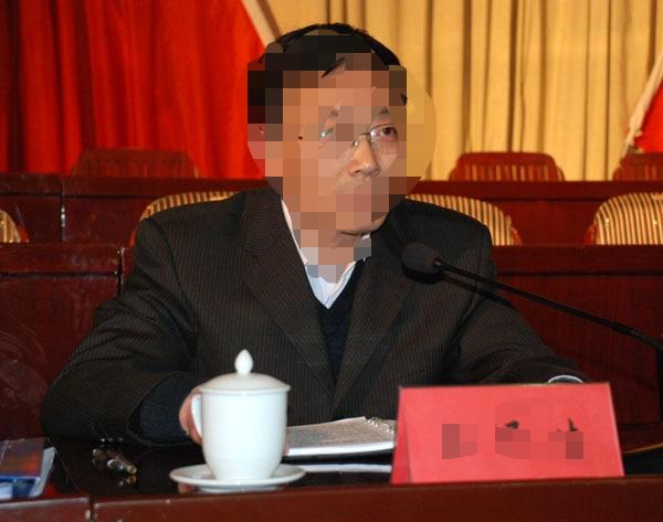 单位里一个副职要调走了，去别的单位任中心主任，说是属于重用，现正在公示期。当年
