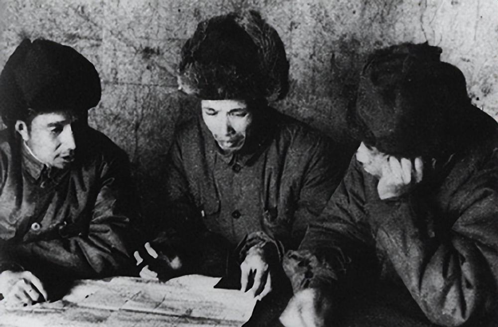 淮海战役期间郭汝瑰密报军委，称杜聿明要从两淮突围，粟裕却断言根本不会逃吗？