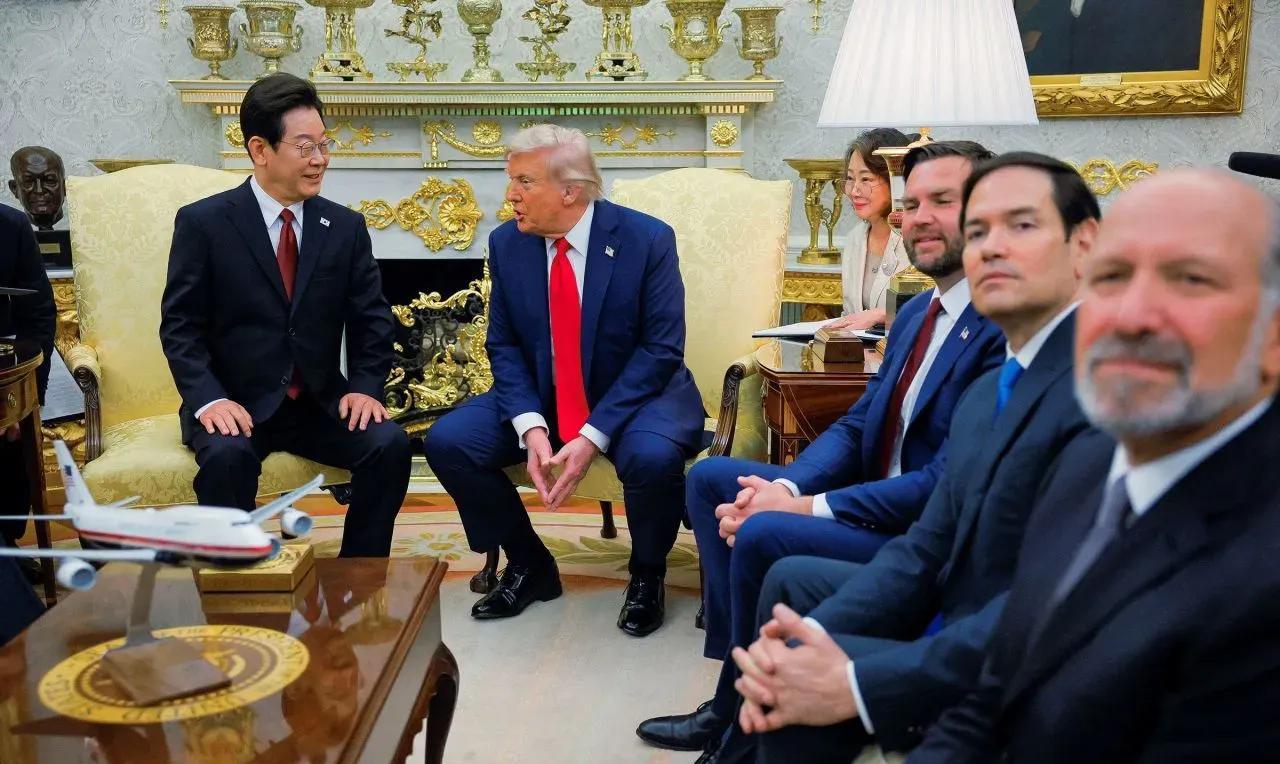 韩国总统李在明访问白宫，坐到了乌克兰总统泽连斯基坐的椅子上，茶几都没有换，茶几上