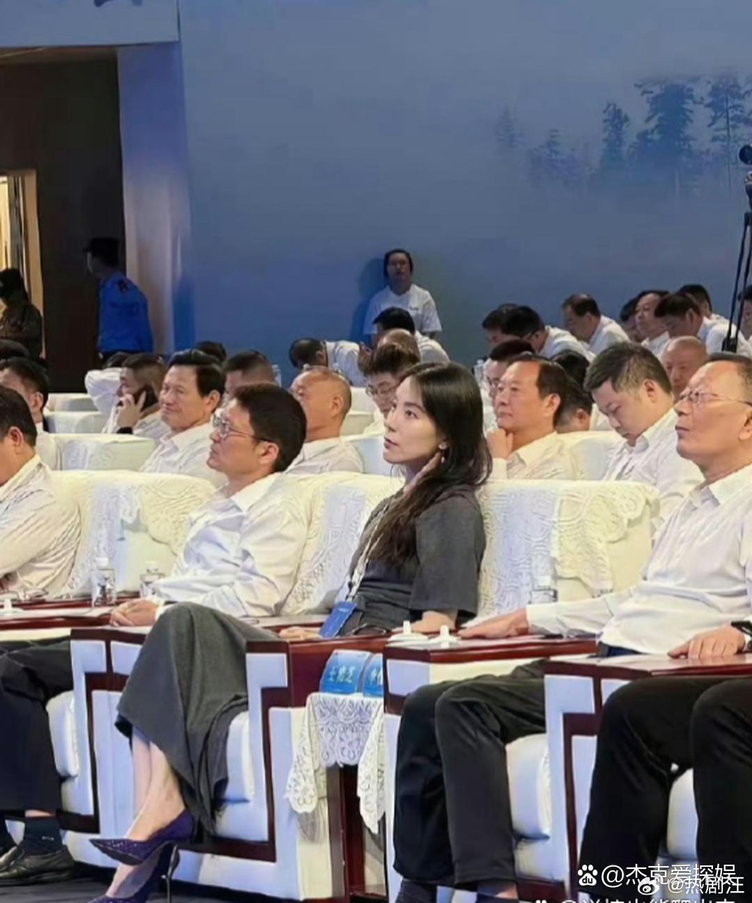 得承‌认‌⁠‏蔚来老板娘确实‌‍好看，我一个‍⁠女⁠生都忍不住多看了2﻿‎‏眼。​