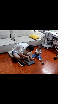 笑不活了！宝妈带大儿子出门上课，等孩子放学过程中想小儿子了，就打开家中的监控看看