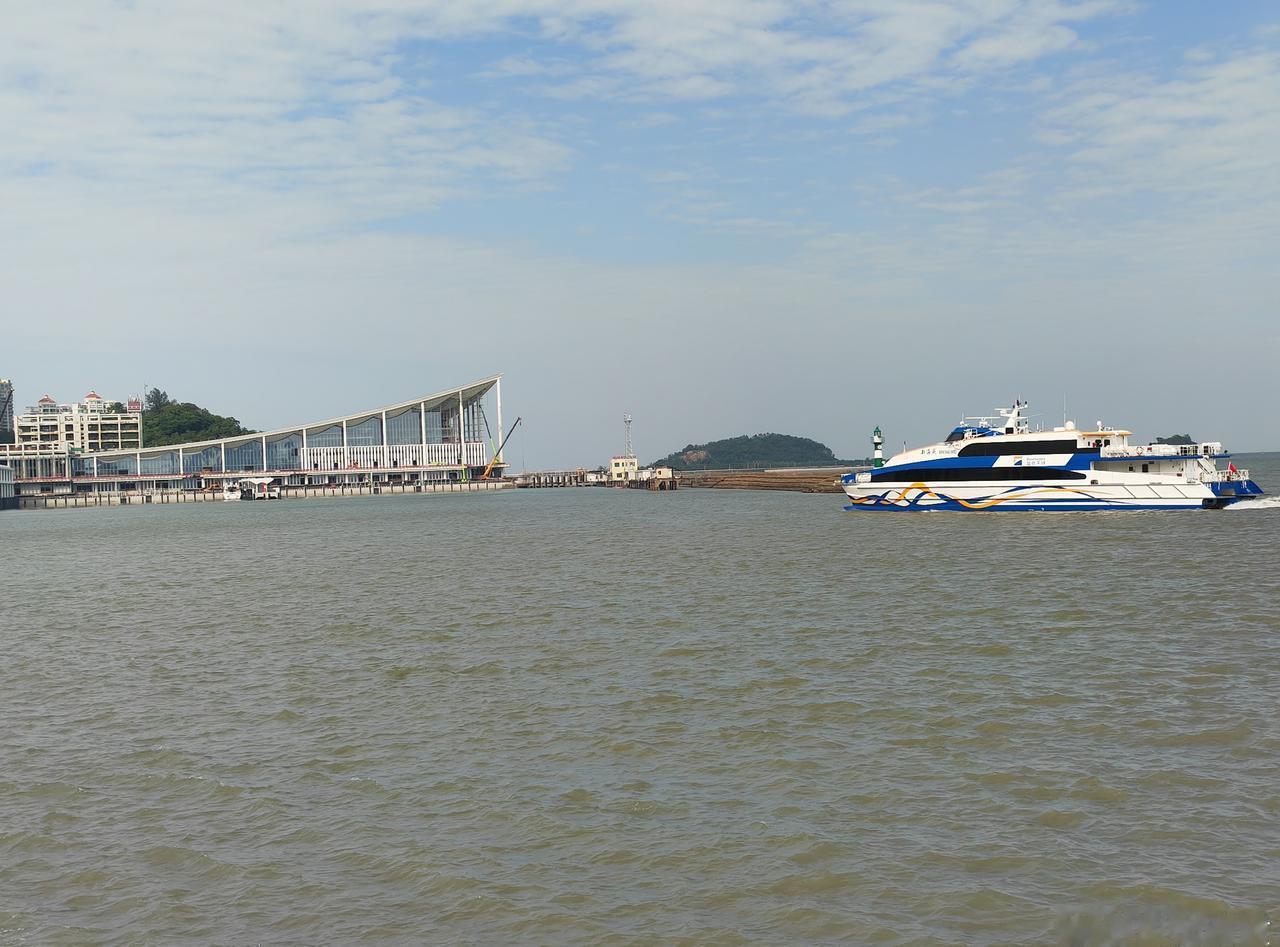 港珠澳大桥珠海公路口岸投入使用后，九州港客运码头便走过了它的巅峰期。野狸岛上的“