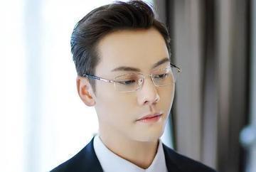 《许我耀眼》能不能播都不一定？赵露思不演不能换谭松韵吗？赵露思一句我不干了，