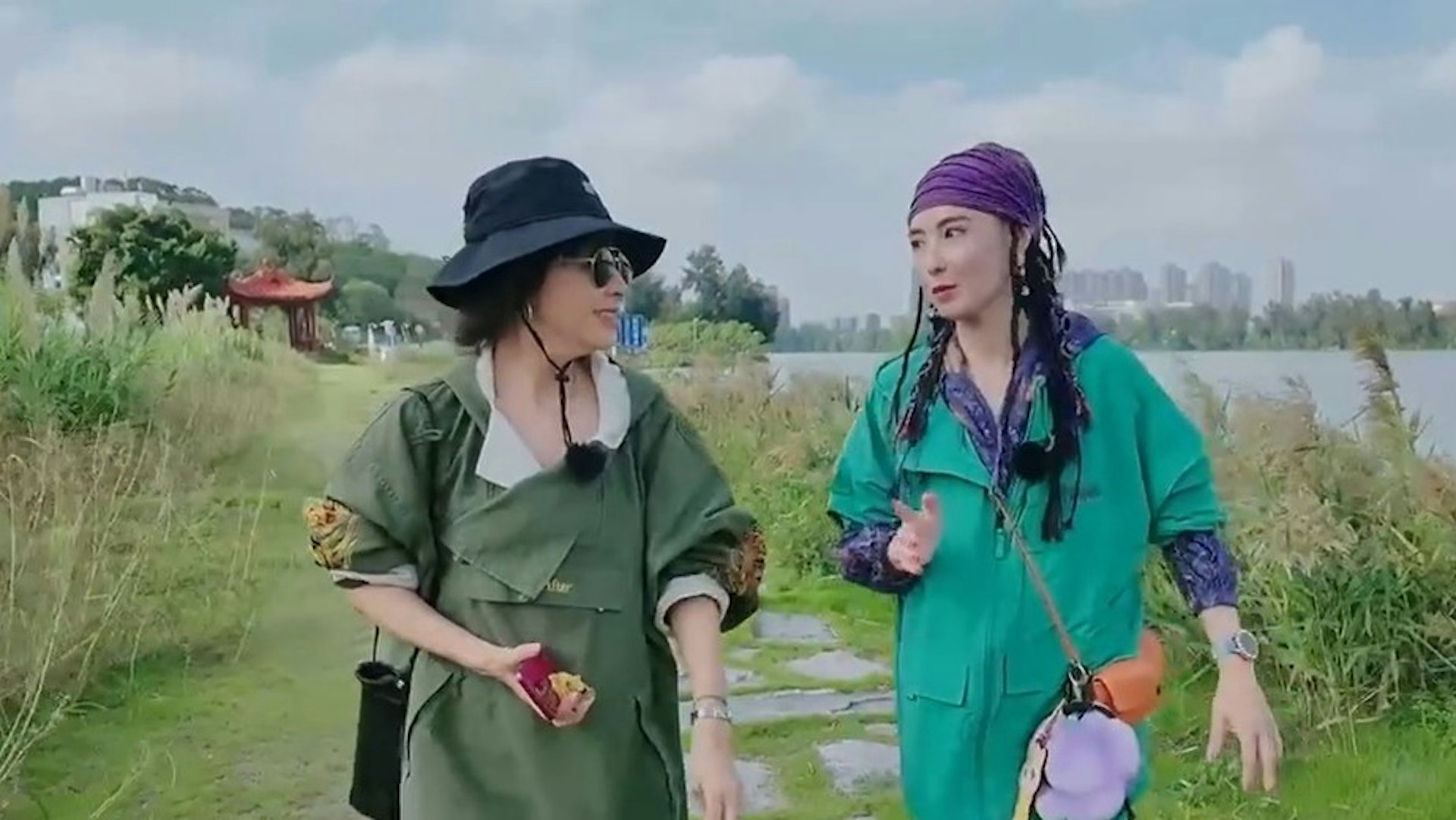 在《一路繁花2》中，张柏芝与刘嘉玲散步闲聊时，她提到了和儿子们的相处方式，表示