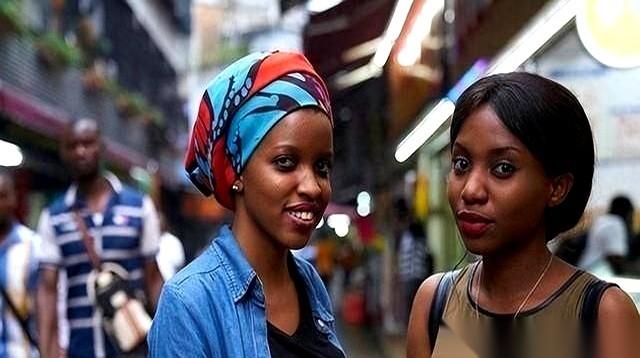 我一个哥们儿，在国内就是个普通打工人，月薪刚过万，天天愁眉苦脸。前几年一狠心，