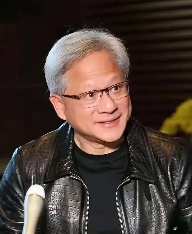 大家发现了吗？黄仁勋越来越不对劲了。他都已经63岁了，却变得越来越活跃了。按说这
