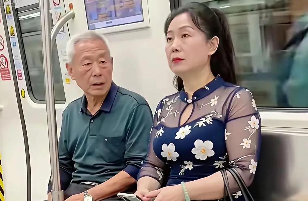 地铁里大爷紧盯美女阿姨，这眼神到底是欣赏还是色眯眯？哈哈，别急着贴标签！这位60