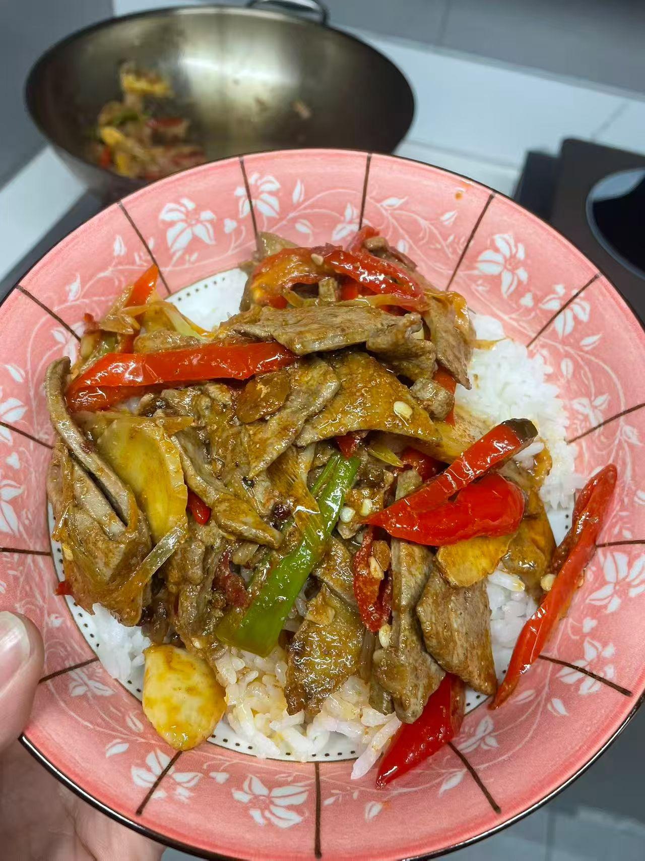 今天发了4000块钱工资，炒个猪肝犒劳一下自己，这玩意特别好吃，不知道有没副作用