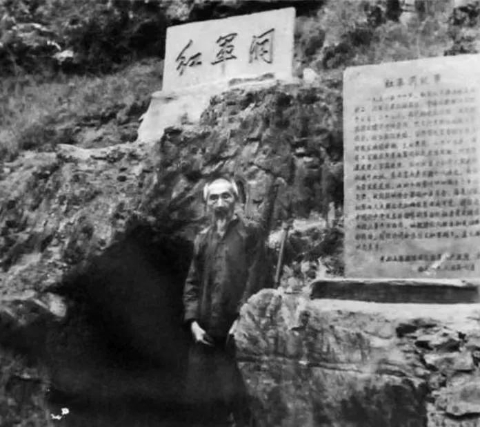 1934年，1名受伤小红军，藏在山洞，谁料，被当地民团堵住。民团头子嘿嘿冷笑，从