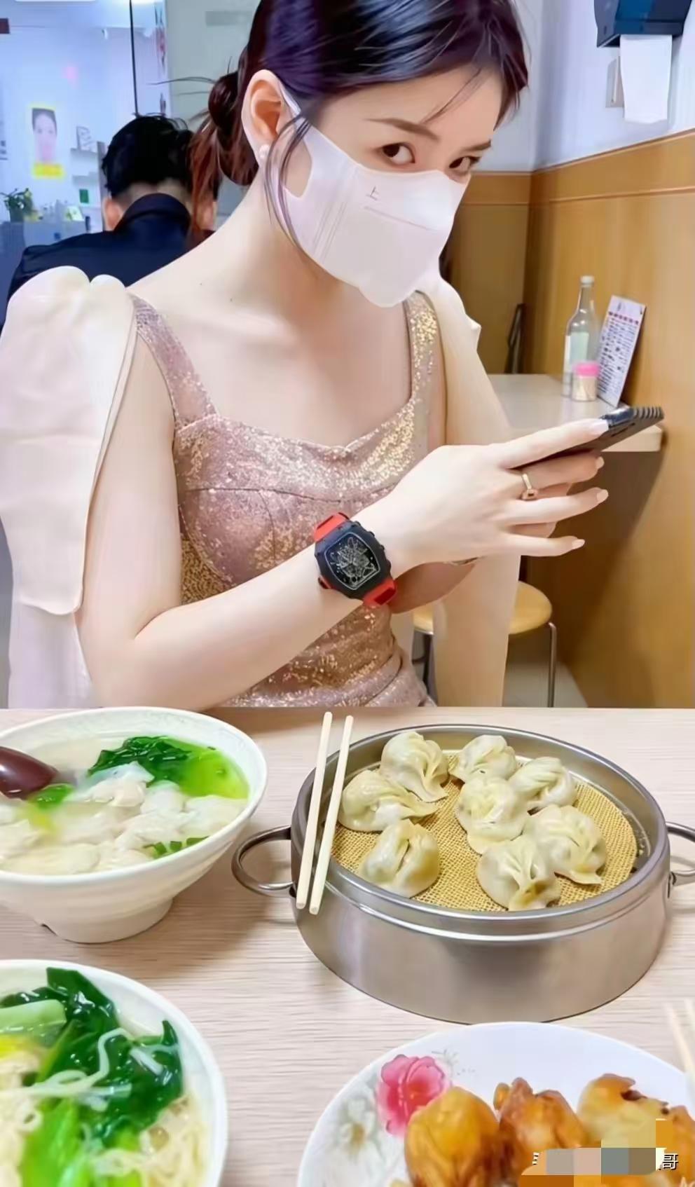 眼神挺高冷，是看不上这顿饭？