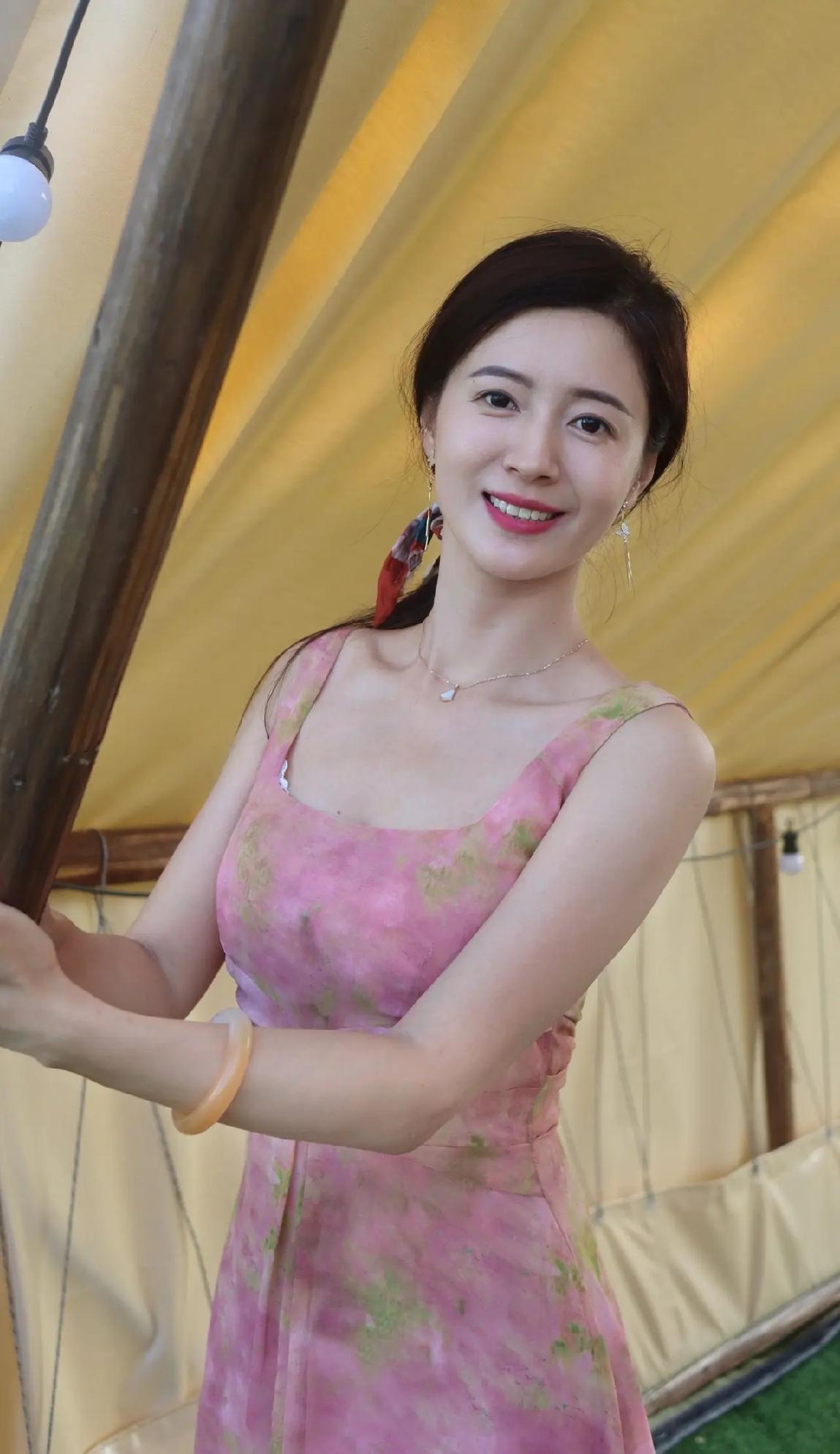美女甜美明艳，优雅俏丽，苗条白皙，性感漂亮。