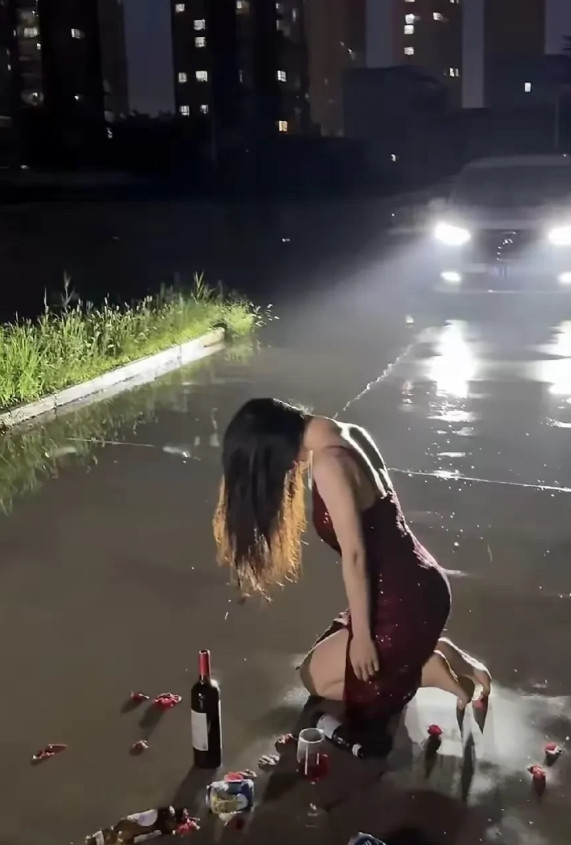 太闹心！广东东莞，有一位司机晚上驾车回家，在一条偏僻小路上，发现一名女子坐在路中