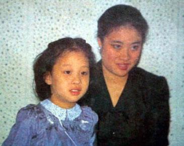 看看帕查拉公主从小到大的相片，帕查拉公主那么可爱，那么努力，居然得到这样的结局，
