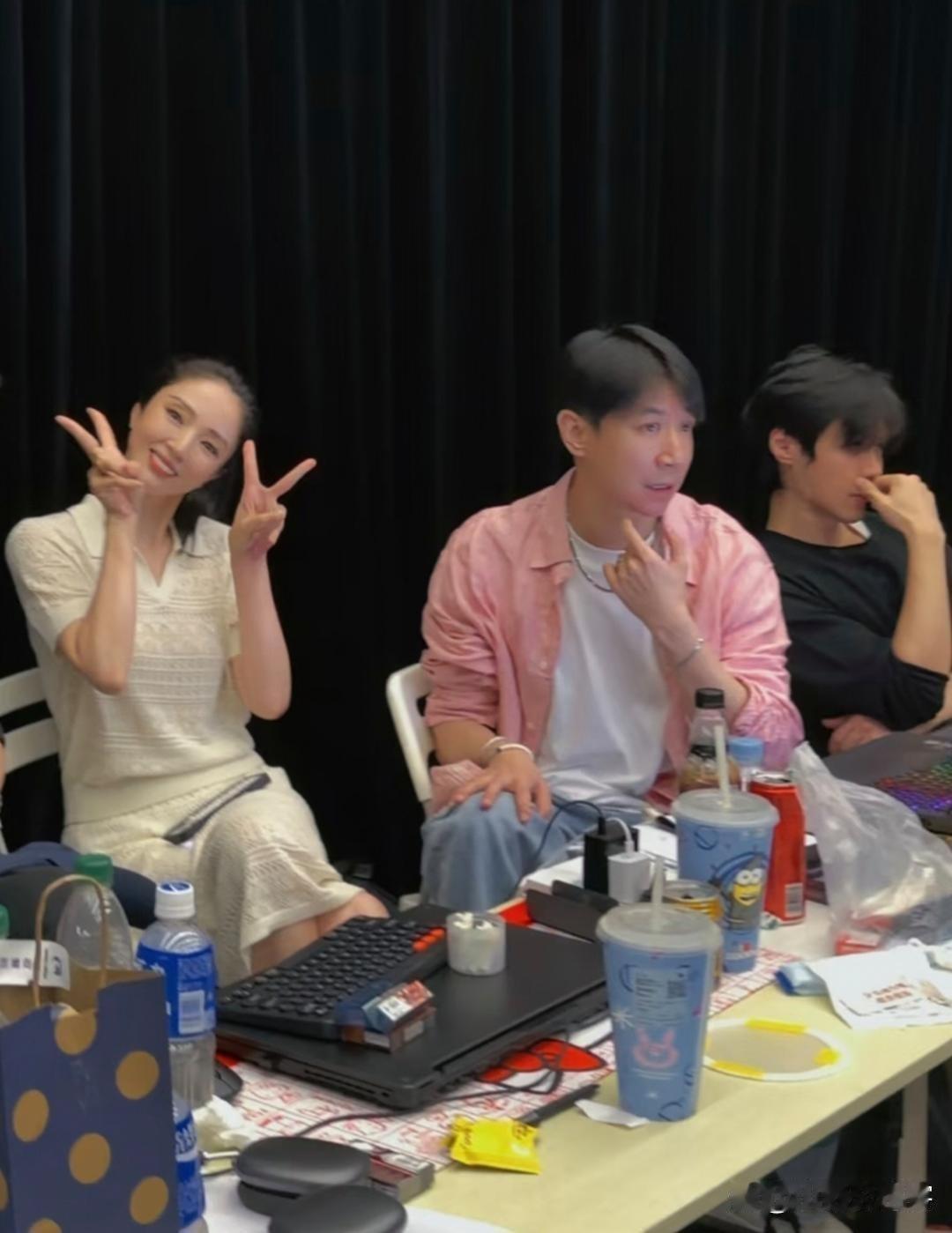 47岁董璇去支持老公张维伊的舞台剧，夫妻俩在后台一起合照，她搂着他的脖子，看起来好恩爱！他们虽然有8