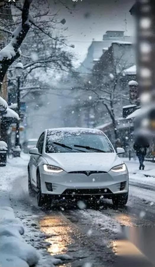 北京这雪，下得有点“拧巴”。说为了环保不让撒融雪剂，结果马路直接变“冰镜子”