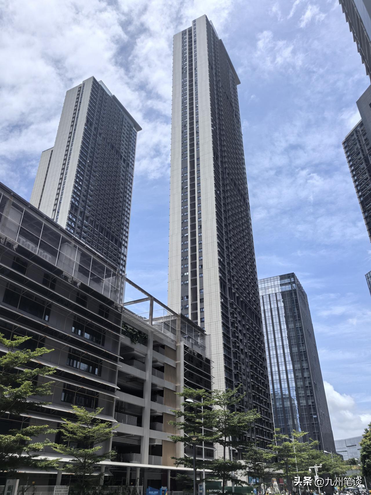 这么高的住宅楼，在全国都是少有的，估计能能排入全国住宅楼高度前50。你们那里