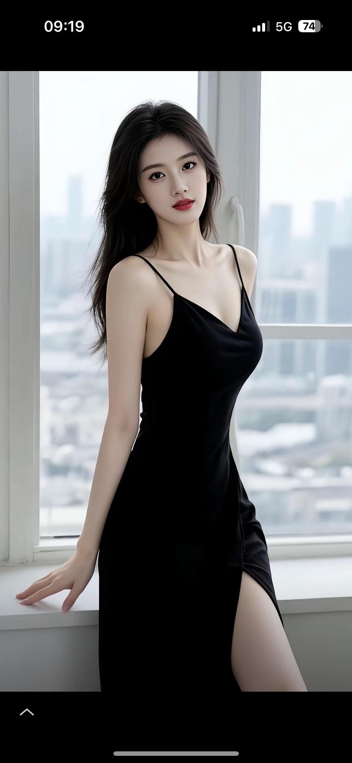 都市之夜，灯火辉煌。目光掠过那扇窗，一位身着冷艳黑裙的都市女郎跃入视线，刹那间，