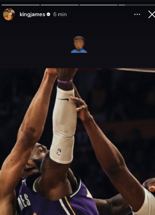 詹姆斯社交发了1张照片暗示“昨天和雄鹿比赛被字母哥盖帽这球是犯规”但今天