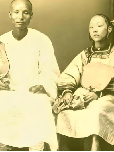 1798年，一个老地主娶了个十来岁的姑娘，洞房夜姑娘看着比爷爷还老的地主，心里