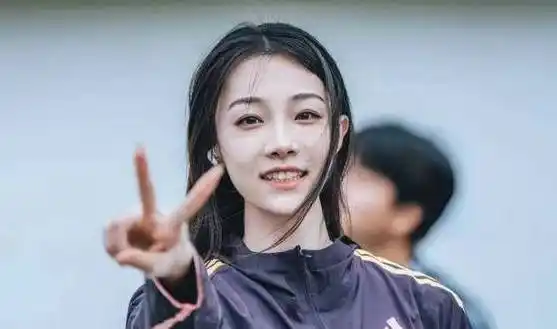 这俩运动员结个婚，把全网整不会了。22岁的全国冠军李麟，娶了比自己大8岁的跳高女神胡麟鹏。俩人都是1