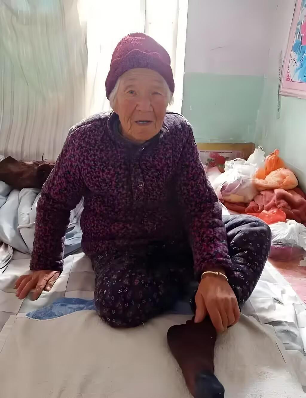 亲戚家的村里有户人家,俩儿子,老娘打小就把心扒给老大——好吃的先给老大,好用