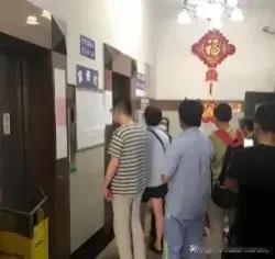 上海，一40多岁女子两个月里就迟到了19次，公司要辞退她。可女子却说，每次1楼的