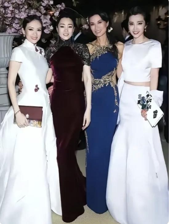 邓文迪的气场真大，与三位大明星同框，气场一点不输任何人，四个美女身材管理一级棒。