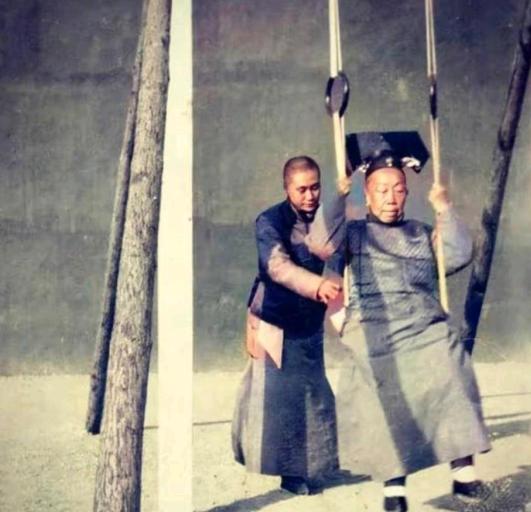 清末时期的紫禁城里，一个小太监正在服侍一名妃嫔荡秋千。原来我们都被影视剧骗了，这