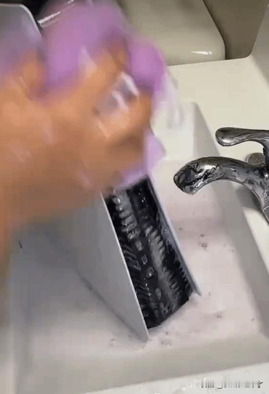 国外网友分享了一段“深度清洗老公PS5”的视频，拍摄者想要展示满满的爱，但是玩家