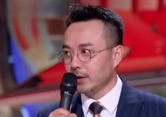 当年，汪涵到长沙古董市场游玩，看上一只小绿碗，老板开价1000元，汪涵说:“50