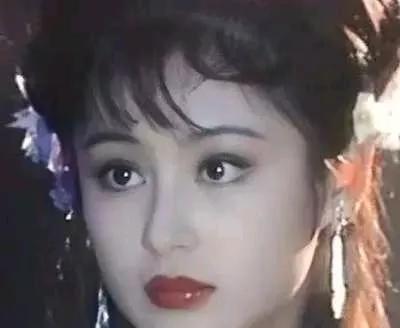 古时，一女子刚死，面貌如生，身上还留有体温。两个看守的人动了邪念，一人转动过她的