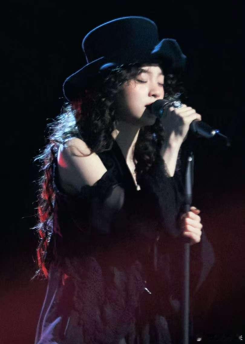 欧阳娜娜00后有自己的甜歌皇后娜比甜嗓唱《轻轻》太圈粉，忍不住无限循环！嗓音自带