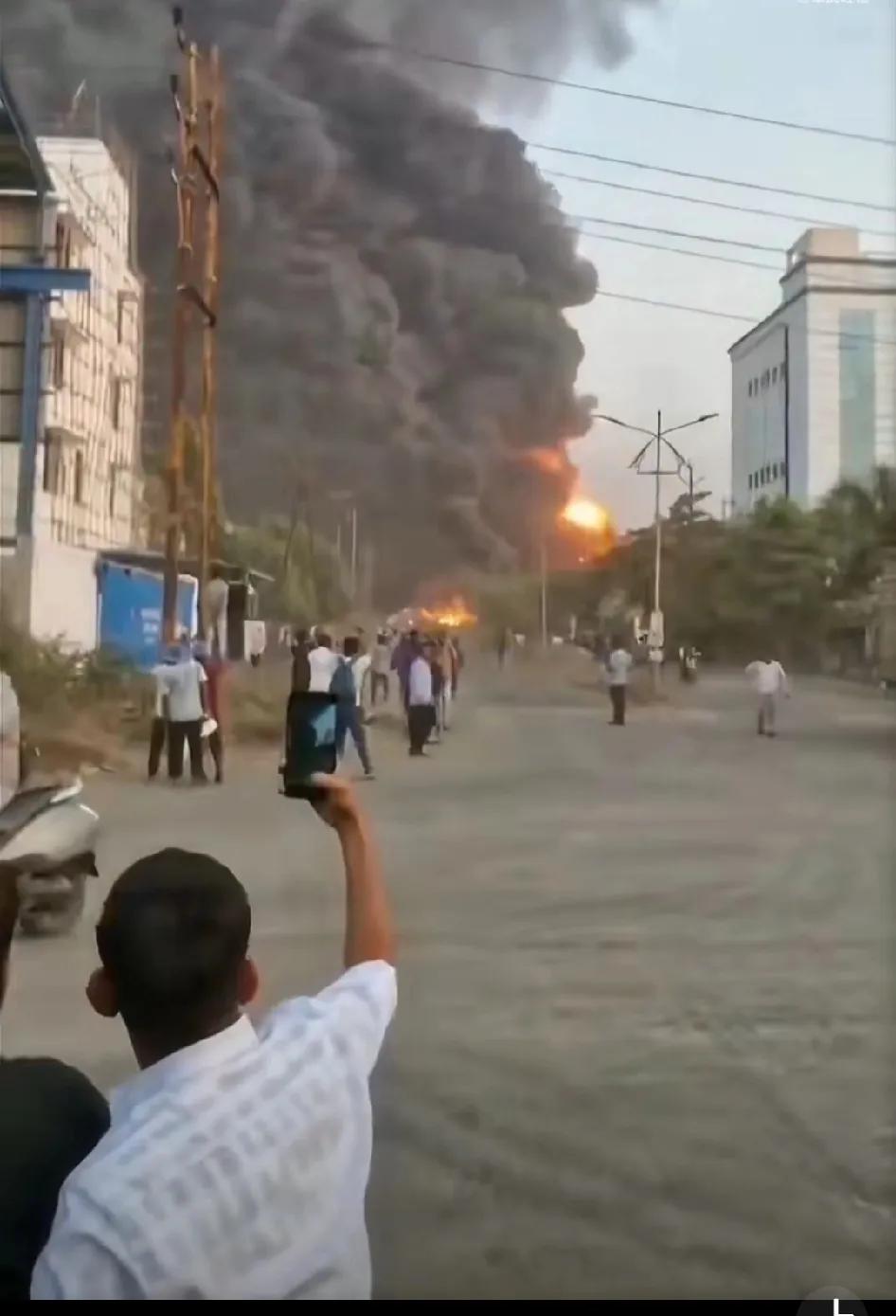 印度又出事了。最近几天，印度新德里郊区的诺伊达高科技工业园区内近300家服装