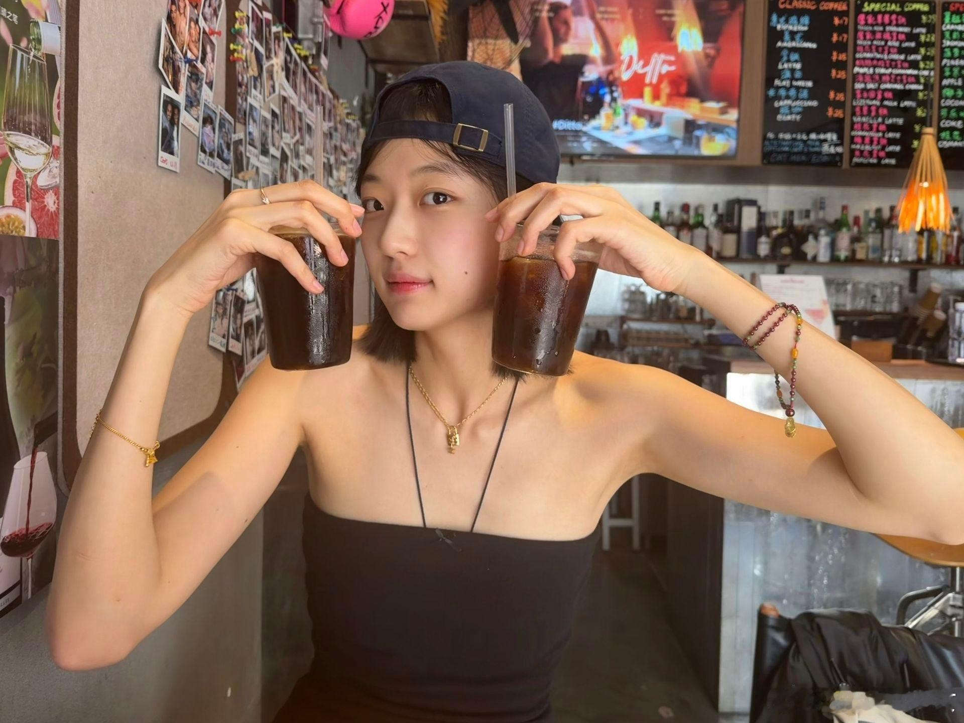 孙千孙千日常随拍，干净淡颜自带松弛感，眉眼温柔灵动，每一帧都像生活里的小美好，