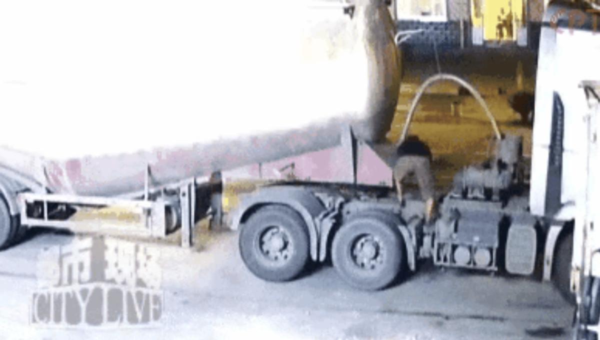 山东济南，一男子开大货车，他停车吃饭，离开了30分钟，他回来之后，启动车辆想掉头