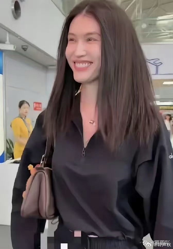 何穗机场路拍，眼神中的疲惫有点吓人