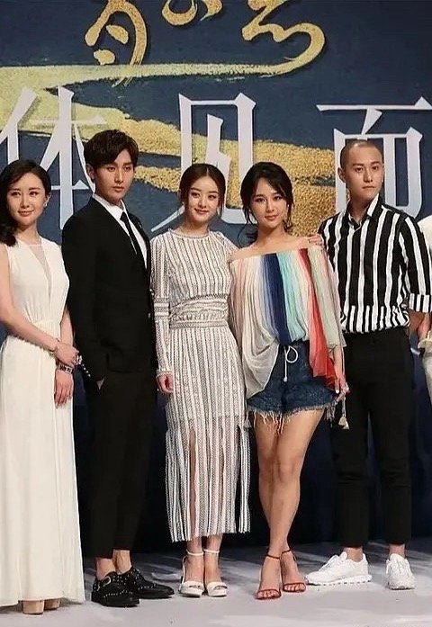 都说赵丽颖气质土气，但她的头身比其实很优越​​​