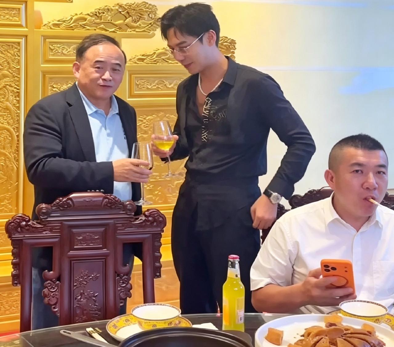 刷到兰世立跟网红吃饭的视频。桌上菜挺硬，旁边小哥穿个黑衬衫戴个眼镜，过来敬酒挺客