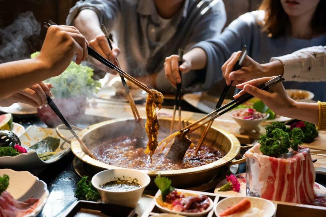 网上那位女子发的吐槽视频是真的，不少平台都出现过同款内容。她核心意思就是，外国人