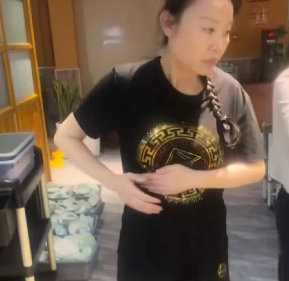 草帽姐曾经家庭和睦温馨甜蜜，如今她身体抱恙且疲惫不堪。但她的一双儿女都遗传了他们