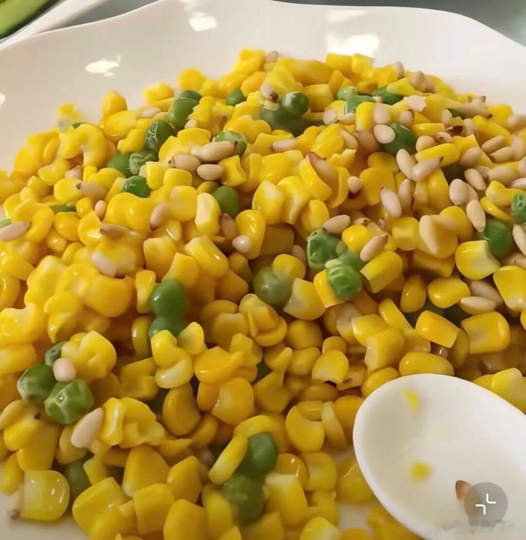 这个婚礼算是终身难忘吧，说的不是预制菜，端上来却还是冰坨子，后厨没人炒菜，全部都